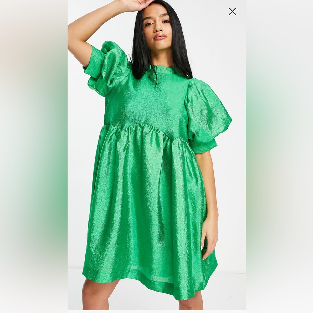 Green dress with volume sleeves